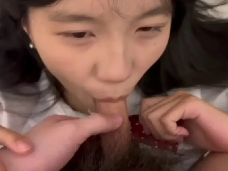 Em loli dễ thương liếm cặc biến em thành con em đĩ dâm dục p2